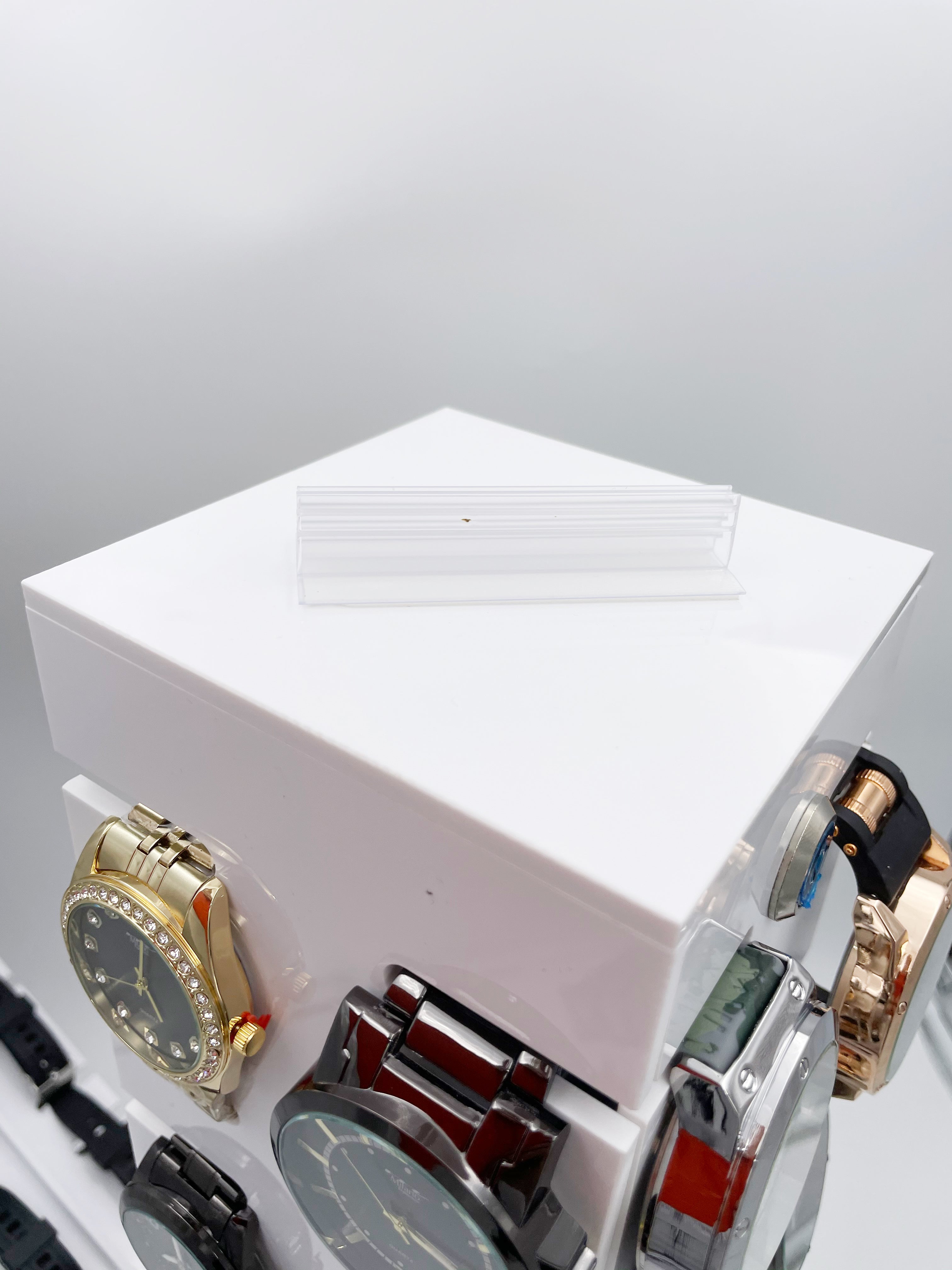 Exhibidor permanente con cerradura y 60 relojes (G-2009)